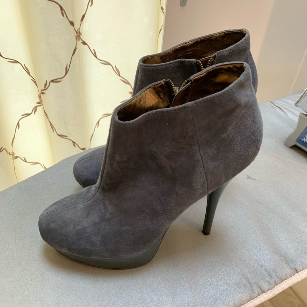 Steve Madden Suede booties- new